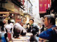 想在媽媽的朋友圈脫穎而出？草民網(wǎng)如何幫你成為社交達(dá)人？，采用疑問(wèn)句形式，同時(shí)點(diǎn)出媽媽的朋友圈和社交達(dá)人的吸引力，激發(fā)用戶的好奇心，想知道草民網(wǎng)的具體作用。
