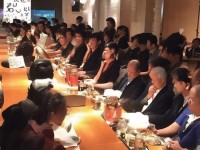 老區(qū)福利更好，新區(qū)競(jìng)爭(zhēng)更??？手游玩家究竟該選哪個(gè)？，通過(guò)利益點(diǎn)和矛盾點(diǎn)制造懸念，同時(shí)用究竟強(qiáng)化疑問(wèn)語(yǔ)氣，更容易引發(fā)玩家點(diǎn)擊興趣）