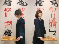 已符合要求，采用疑問(wèn)句形式引發(fā)用戶對(duì)使用修改器的雙重影響的思考，既點(diǎn)明核心矛盾又留有懸念。無(wú)需修改補(bǔ)充，可直接使用。