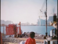 手游暴打魏蜀吳做公益？娛樂如何扛起社會責(zé)任的大旗！，通過疑問句式引發(fā)好奇，同時(shí)用扛起大旗的比喻增強(qiáng)沖突感，吸引用戶點(diǎn)擊了解游戲與公益的結(jié)合點(diǎn)。）