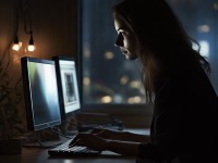 HR加班秘密曝光：你老公知道你在深夜工作嗎？