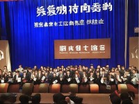 2017手游交易平臺(tái)憑什么突然爆發(fā)？未來(lái)又將如何顛覆行業(yè)？，通過(guò)疑問(wèn)句引發(fā)用戶好奇心，憑什么突出市場(chǎng)爆發(fā)的反常性，如何顛覆激發(fā)用戶對(duì)行業(yè)前景的想象，同時(shí)包含關(guān)鍵信息點(diǎn)2017手游交易平臺(tái)和未來(lái)趨勢(shì)，符合內(nèi)容核心。）