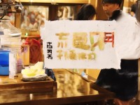 媽媽的朋友，她們?nèi)绾斡枚嘀厣矸菘椌团郧檎x的隱秘網(wǎng)絡(luò)？