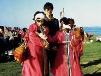 鬼門大開驚現(xiàn)異寶？問道手游中元節(jié)幽冥地界隱藏著什么秘聞！，采用疑問+懸念的設(shè)計，鬼門大開制造節(jié)日氛圍，驚現(xiàn)異寶激發(fā)用戶點擊欲，后半句用隱藏秘聞強化探索動機，同時包含關(guān)鍵詞問道手游中元節(jié)便于搜索傳播）