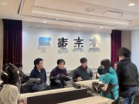 電腦版吃雞手游能否帶來超越手機的極致操作體驗？，采用了疑問句式激發(fā)用戶好奇心，超越手機形成對比沖突，極致操作直擊PC端移植的核心賣點，12字符合中文閱讀習(xí)慣，具備點擊吸引力）