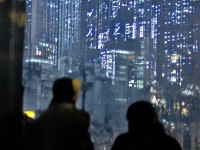 想在天界稱王？傳奇世界手游天界精英挑戰(zhàn)你敢來嗎？，通過疑問句引發(fā)玩家好奇心和挑戰(zhàn)欲，同時點明游戲核心亮點（天界精英、榮譽成就），符合熱血激情的游戲調(diào)性。采用敢來嗎的挑釁句式能有效刺激玩家點擊。