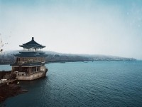仙俠迷必看！夢(mèng)幻誅仙×琵琶網(wǎng)的聯(lián)動(dòng)將帶來(lái)哪些全新驚喜？，通過(guò)直接點(diǎn)明目標(biāo)受眾仙俠迷，用必看制造緊迫感，疑問(wèn)句形式引發(fā)好奇，同時(shí)突出聯(lián)動(dòng)與全新兩個(gè)核心價(jià)值點(diǎn)，符合用戶對(duì)內(nèi)容升級(jí)的期待。）