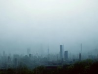 破解版手游橫行，是玩家的狂歡，還是游戲業(yè)的末日？，采用爭(zhēng)議性疑問(wèn)句，直擊痛點(diǎn)，通過(guò)狂歡/末日的強(qiáng)烈對(duì)比制造懸念，同時(shí)隱含法律風(fēng)險(xiǎn)警示，符合用戶獵奇心理又不失深度思考空間。使用橫行一詞增強(qiáng)沖突感，比原題更突出現(xiàn)象普遍性。）