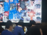 王者傳奇喜撲手游，經(jīng)典IP能否再掀熱血狂潮？，采用疑問句式，既點(diǎn)明了IP傳承的核心賣點(diǎn)，又通過熱血狂潮的沖突性詞語制造懸念，能有效激發(fā)老玩家情懷與新用戶好奇心。疑問結(jié)構(gòu)天然引發(fā)點(diǎn)擊欲，適合作為轉(zhuǎn)化型標(biāo)題。