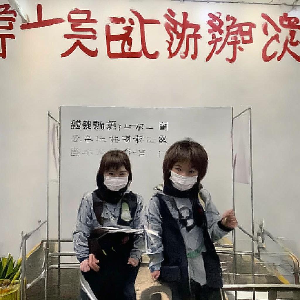 劍道獨(dú)尊推出手游了？獨(dú)家揭秘IP改編內(nèi)幕與玩家真實(shí)期待！，采用疑問句+懸念形式，通過獨(dú)家揭秘和真實(shí)期待強(qiáng)化吸引力，同時(shí)點(diǎn)明核心內(nèi)容，能有效引發(fā)目標(biāo)用戶點(diǎn)擊興趣。）