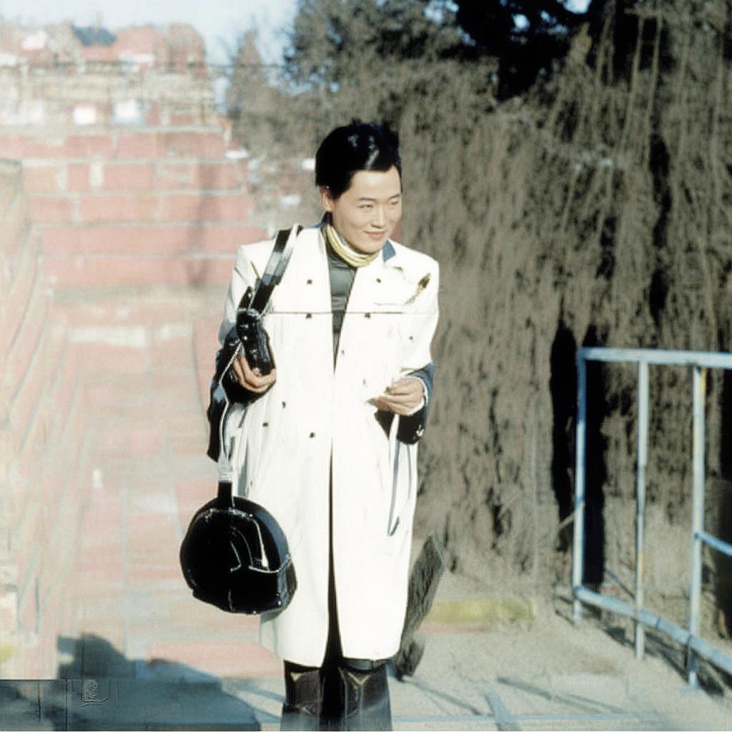 倩女幽魂手游共患難傳為佳話，虛擬世界真能締造現(xiàn)實(shí)情誼？，（解析，采用設(shè)問(wèn)句式引發(fā)用戶好奇，通過(guò)虛擬世界與現(xiàn)實(shí)情誼的對(duì)比制造沖突點(diǎn)，同時(shí)保留原關(guān)鍵詞共患難，用傳為佳話提升故事感，符合手游社交屬性且具有傳播性。）