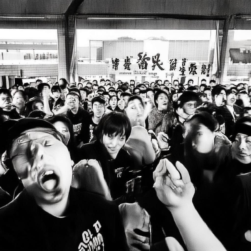 無敵喚靈手游停服引爆玩家熱議，你的情懷賬號將何去何從？，通過引爆熱議制造沖突感，直擊玩家最關(guān)心的賬號歸屬問題，用你字增強(qiáng)代入感，疑問句式激發(fā)點(diǎn)擊欲）